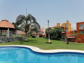 CASA EN VENTA CON ALBERCA CERCA DE LA ALBERCA OLIMPICA EN TEZOYUCA
