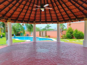 CASA EN VENTA CON ALBERCA CERCA DE LA ALBERCA OLIMPICA EN TEZOYUCA