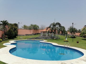 CASA EN VENTA CON ALBERCA CERCA DE LA ALBERCA OLIMPICA EN TEZOYUCA