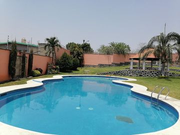 CASA EN VENTA CON ALBERCA CERCA DE LA ALBERCA OLIMPICA EN TEZOYUCA