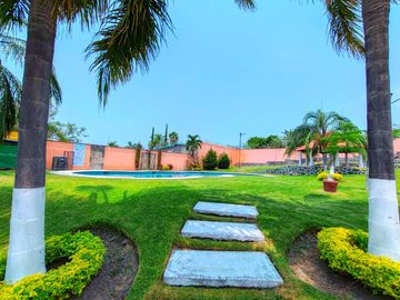 CASA EN VENTA CON ALBERCA CERCA DE LA ALBERCA OLIMPICA EN TEZOYUCA