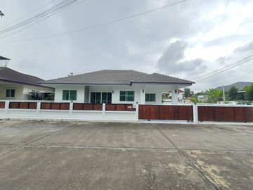House for sale, size 4 bedrooms, 2 bathrooms, 67 sq m., corner plot.   Khum Phaya Garden Home Project, Soi 11, Chiang Mai-Hang Dong Road.     Opposite