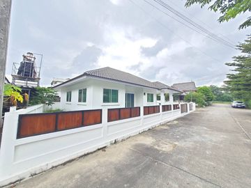 House for sale, size 4 bedrooms, 2 bathrooms, 67 sq m., corner plot.   Khum Phaya Garden Home Project, Soi 11, Chiang Mai-Hang Dong Road.     Opposite