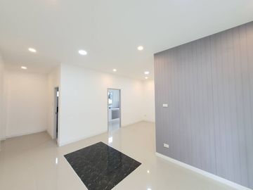 House for sale, size 4 bedrooms, 2 bathrooms, 67 sq m., corner plot.   Khum Phaya Garden Home Project, Soi 11, Chiang Mai-Hang Dong Road.     Opposite