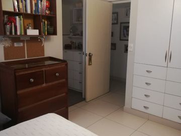 DEPARTAMENTO CON BUENA UBICACION EN SURCO FRENTE A PARQUE