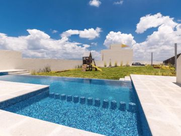 Residencia con roof garden, jardín, patio y vestidores independientes, Zibatá, venta, Queretaro.