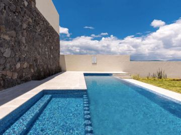 Residencia con roof garden, jardín, patio y vestidores independientes, Zibatá, venta, Queretaro.