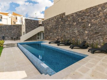 Residencia con roof garden, jardín, patio y vestidores independientes, Zibatá, venta, Queretaro.