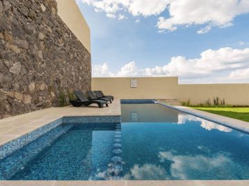 Residencia con roof garden, jardín, patio y vestidores independientes, Zibatá, venta, Queretaro.