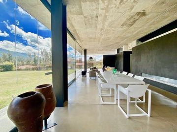 Casa de lujo en venta con 5 dormitorios, rodeada de naturaleza.