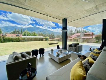 Casa de lujo en venta con 5 dormitorios, rodeada de naturaleza.