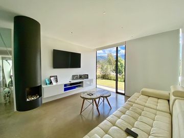Casa de lujo en venta con 5 dormitorios, rodeada de naturaleza.