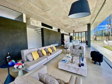 Casa de lujo en venta con 5 dormitorios, rodeada de naturaleza.