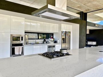 Casa de lujo en venta con 5 dormitorios, rodeada de naturaleza.