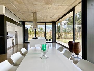 Casa de lujo en venta con 5 dormitorios, rodeada de naturaleza.