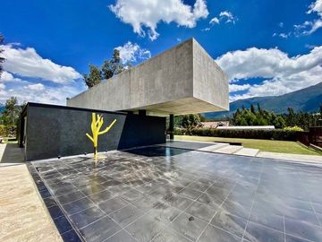 Casa de lujo en venta con 5 dormitorios, rodeada de naturaleza.