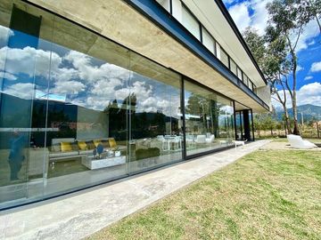 Casa de lujo en venta con 5 dormitorios, rodeada de naturaleza.