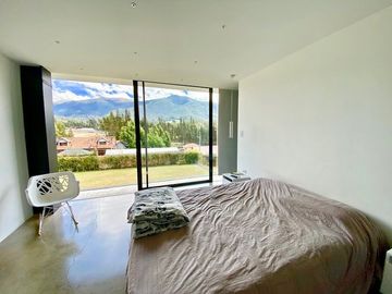 Casa de lujo en venta con 5 dormitorios, rodeada de naturaleza.