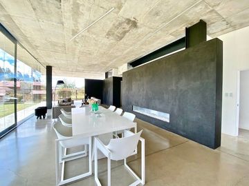 Casa de lujo en venta con 5 dormitorios, rodeada de naturaleza.