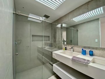 Casa de lujo en venta con 5 dormitorios, rodeada de naturaleza.