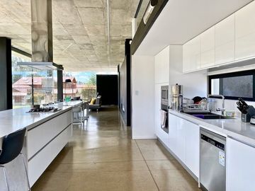 Casa de lujo en venta con 5 dormitorios, rodeada de naturaleza.