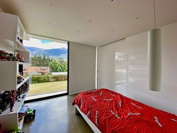 Casa de lujo en venta con 5 dormitorios, rodeada de naturaleza.