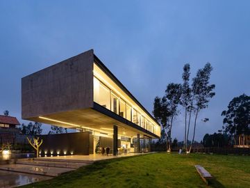 Casa de lujo en venta con 5 dormitorios, rodeada de naturaleza.