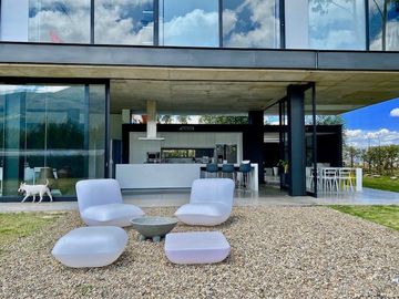 Casa de lujo en venta con 5 dormitorios, rodeada de naturaleza.
