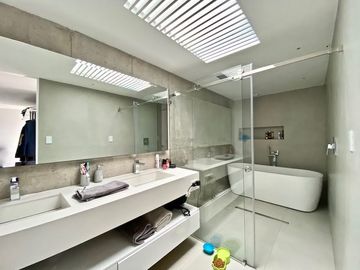 Casa de lujo en venta con 5 dormitorios, rodeada de naturaleza.