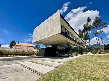 Casa de lujo en venta con 5 dormitorios, rodeada de naturaleza.