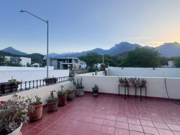 CASA EN RENTA EN SANTIAGO EL CERCADO N.L.
