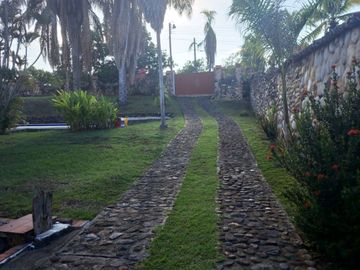 VENTA DE CASA PISCINA EN MELGAR VALLE DE LANCEROS
