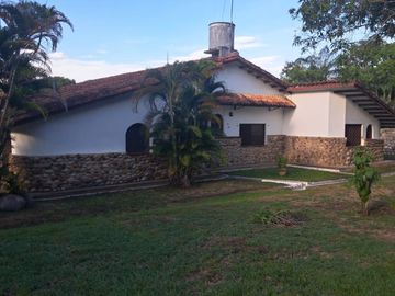 VENTA DE CASA PISCINA EN MELGAR VALLE DE LANCEROS
