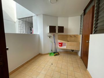 VENDO CÉNTRICO DEPARTAMENTO - VISTA EXTERNA - 3 DORMITORIOS - COCHERA - PISO 3 - NO ASCENSOR