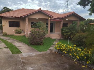 SE VENDE CASA DE PLAYA CON 2 LOTES EN LAS LAJAS DE CHAME