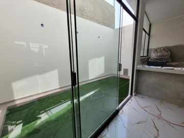 LINDA CASA DE ESTRENO CON PISCINA EN VENTA - URB. MIRAFLORES COUNTRY CLUB -