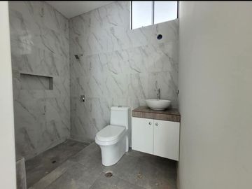 LINDA CASA DE ESTRENO CON PISCINA EN VENTA - URB. MIRAFLORES COUNTRY CLUB -