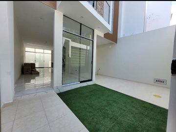LINDA CASA DE ESTRENO CON PISCINA EN VENTA - URB. MIRAFLORES COUNTRY CLUB -