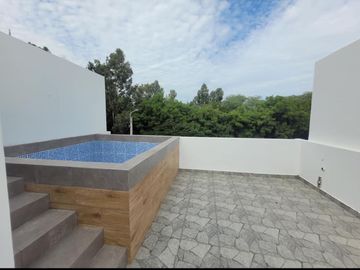 LINDA CASA DE ESTRENO CON PISCINA EN VENTA - URB. MIRAFLORES COUNTRY CLUB -