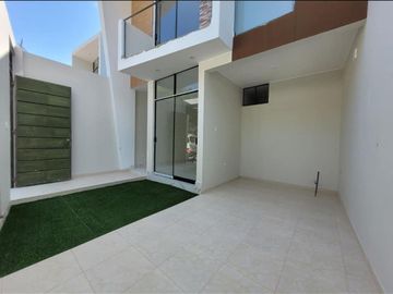 LINDA CASA DE ESTRENO CON PISCINA EN VENTA - URB. MIRAFLORES COUNTRY CLUB -