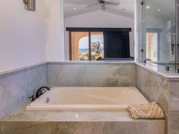 Residencia con vista al mar, Area de asador pegada a la alberca privada, Jacuzzi, Terraza y Fogata,  Pacific Ocean, Cabo San Lucas.