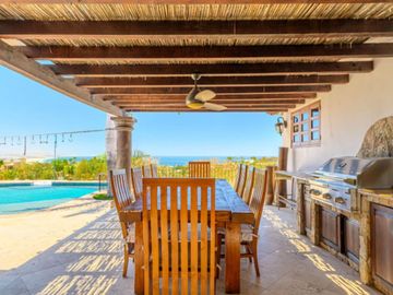 Casa con ventanales grandes, jardín y alberca privada con fuente, terraza, Corredor Turístico, venta, San José del Cabo.