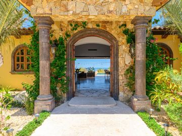 Casa con ventanales grandes, jardín y alberca privada con fuente, terraza, Corredor Turístico, venta, San José del Cabo.