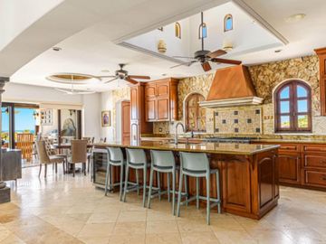 Casa con ventanales grandes, jardín y alberca privada con fuente, terraza, Corredor Turístico, venta, San José del Cabo.
