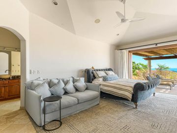 Casa con ventanales grandes, jardín y alberca privada con fuente, terraza, Corredor Turístico, venta, San José del Cabo.