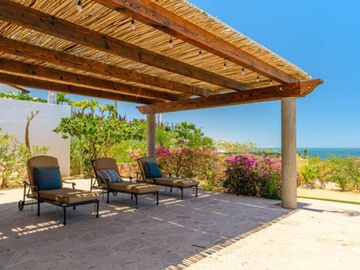 Casa con ventanales grandes, jardín y alberca privada con fuente, terraza, Corredor Turístico, venta, San José del Cabo.