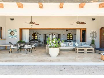 Casa con ventanales grandes, jardín y alberca privada con fuente, terraza, Corredor Turístico, venta, San José del Cabo.