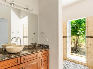 Casa con ventanales grandes, jardín y alberca privada con fuente, terraza, Corredor Turístico, venta, San José del Cabo.