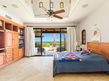 Casa con ventanales grandes, jardín y alberca privada con fuente, terraza, Corredor Turístico, venta, San José del Cabo.