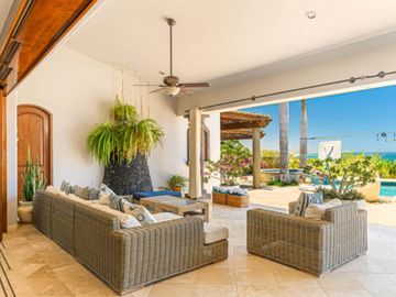 Casa con ventanales grandes, jardín y alberca privada con fuente, terraza, Corredor Turístico, venta, San José del Cabo.